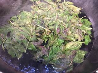 7、香椿炒鸡蛋,香椿头下锅焯水，香椿中含亚硝酸盐很多，因此必须在开水中焯一下