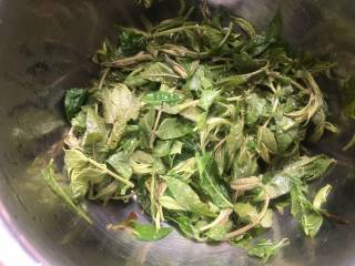 8、香椿炒鸡蛋,红叶子变成绿叶子了就可以捞出放凉