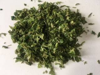 9、香椿炒鸡蛋,香椿切细末