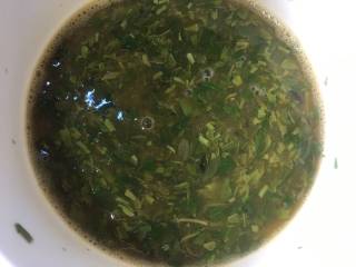 10、香椿炒鸡蛋,香椿叶放入鸡蛋中搅拌均匀