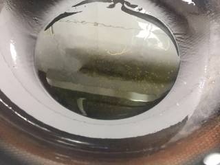 11、香椿炒鸡蛋,锅里放入适量的油，少许多一点