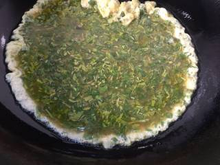 12、香椿炒鸡蛋,油烧至6成热时候倒入蛋液