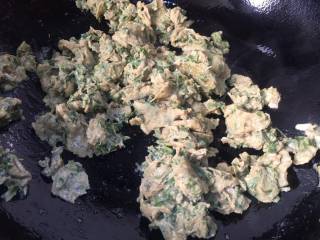 13、香椿炒鸡蛋,划散鸡蛋液，翻炒片刻即可出锅，无须添加其他的调味料，保留了香椿的原汁原味，鸡蛋液很嫩滑。