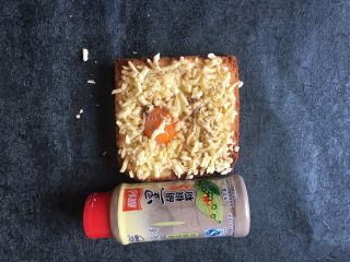 9、早餐+鸡蛋芝士土司面包,将黑胡椒粉均匀撒点在表面