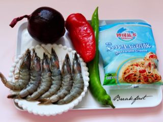 1、海虾杂蔬披萨,首先备齐做披萨的所有原料。