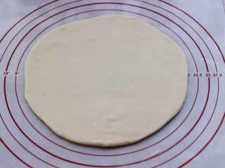 8、海虾杂蔬披萨,静置松弛好的面团,用擀面杖擀成圆形薄面皮。