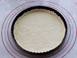 9、海虾杂蔬披萨,擀的面皮与自己的披萨盘大小一样就可以。(我做的是薄底披萨,宝贝喜欢吃脆一点的口感)