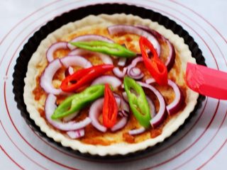 12、海虾杂蔬披萨,加入提前切好的洋葱和青红椒。