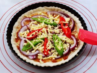 13、海虾杂蔬披萨,这个时候再随自己喜好撒上一层马苏里拉芝士。