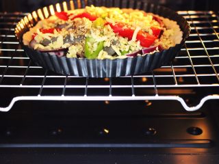 16、海虾杂蔬披萨,烤网放入烤箱中层,把做好的披萨放在烤网上。