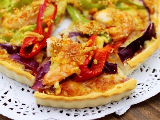 18、海虾杂蔬披萨,香酥脆皮的披萨出炉咯,取出烤盘脱模即可享用咯。