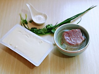 1、香菇豆腐汤,准备食材,豆腐我用了半盒,牛肉用冷水反复泡,将血水泡出。