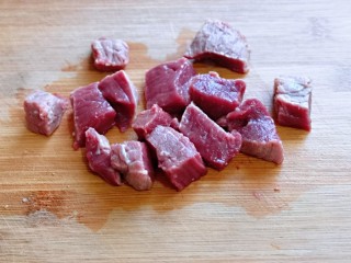 2、香菇豆腐汤,牛肉小块。(选用牛里脊肉)