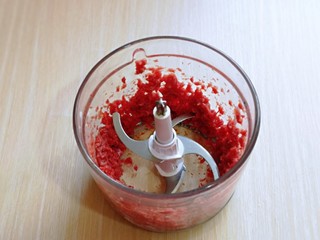 3、香菇豆腐汤,放入绞肉机中,绞成肉糜。