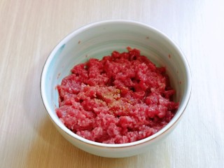 4、香菇豆腐汤,将肉糜放入碗中,加入料酒,十三香,盐搅拌均匀,腌制10分钟。