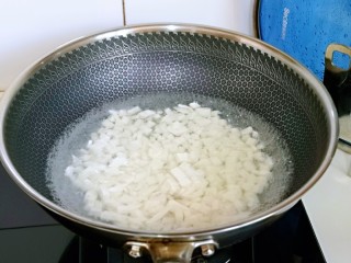 6、香菇豆腐汤,焯水;锅中加水烧开,下豆腐丁再次烧开捞出。