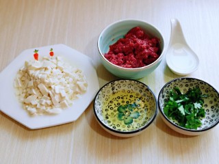 7、香菇豆腐汤,葱香菜去根切碎,淀粉加入适量水化成液体,准备工作完成。