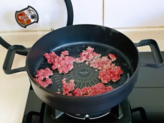 8、香菇豆腐汤,起油锅,加入腌制好的牛肉末。