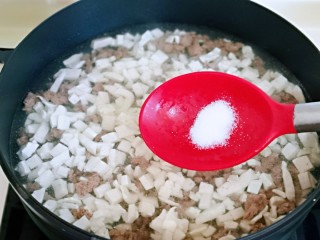 12、香菇豆腐汤,按个人口味加入盐,再加入十三香大火烧开。