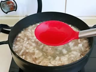 13、香菇豆腐汤,烧开后加入蛋白,顺着锅的外围一圈一圈的倒入。