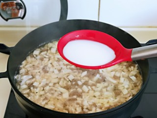 15、香菇豆腐汤,倒入化开的淀粉液勾芡。