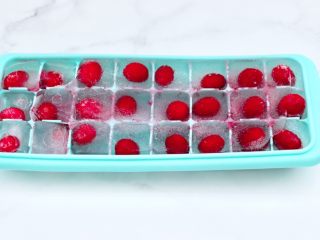 2、橘子蔓越莓蜂蜜冰饮,把蔓越莓果清洗后，放入冰格里，加入纯净水，放入冰箱冷冻。