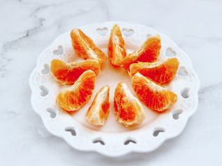 3、橘子蔓越莓蜂蜜冰饮,橘子去外皮剥出果肉。
