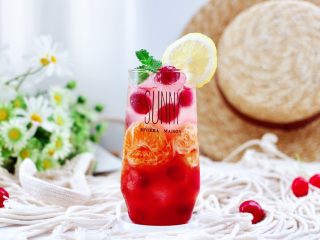 14、橘子蔓越莓蜂蜜冰饮,这样的饮品太适合现在这个花一样的季节了，连平常不喜爱甜饮品的老公也喜欢喝上一杯咯。