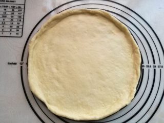 7、墨鱼热狗芝心披萨,把饼皮放入8寸披萨盘。（因为做芝心需要饼皮比披萨盘大一点）