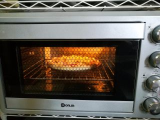 14、墨鱼热狗芝心披萨,放入烤箱160度烤20分钟即可。（不同烤箱是具体情况而定）