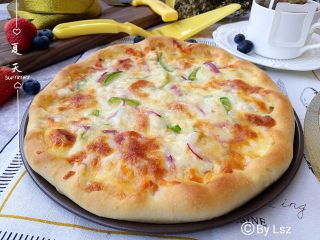 15、墨鱼热狗芝心披萨,烤好的披萨趁热吃用味道最佳