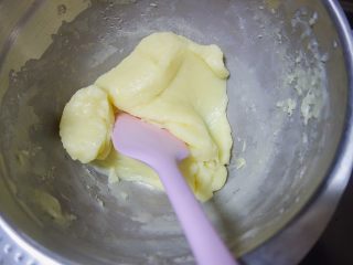 2、让你一次吃到四种口味的奶黄馅桃山月饼,拌好的奶黄糊蒸30分钟，期间搅拌3-4次，直至完全熟透即可