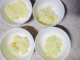 3、让你一次吃到四种口味的奶黄馅桃山月饼,将奶黄馅大致分成四份