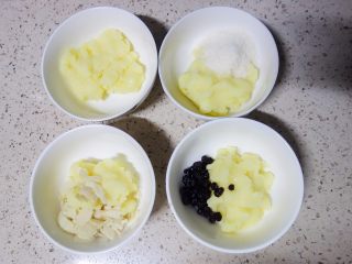 4、让你一次吃到四种口味的奶黄馅桃山月饼,	三份分别放入椰蓉、杏仁、蓝莓干混合均匀