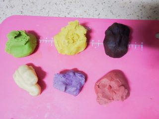 5、让你一次吃到四种口味的奶黄馅桃山月饼,将桃山皮大致分成6份，一份原味，另外五份分别加入可可粉、草莓粉、抹茶粉、紫薯粉、南瓜粉混合均匀备用