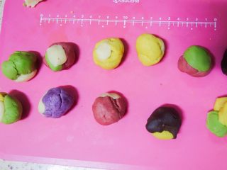 6、让你一次吃到四种口味的奶黄馅桃山月饼,将各种颜色按自己的喜好混合成大理石纹路的，也可以做纯色的，每个20g分好备用