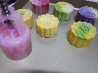 9、让你一次吃到四种口味的奶黄馅桃山月饼,	将最好看的一面放入月饼模具的花纹处 用一点力气压出来