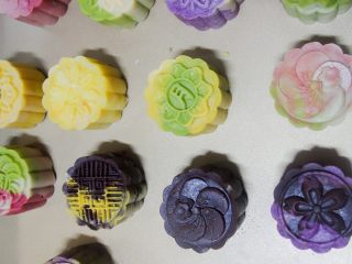 10、让你一次吃到四种口味的奶黄馅桃山月饼,烤箱预热175度