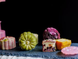 12、让你一次吃到四种口味的奶黄馅桃山月饼,完成