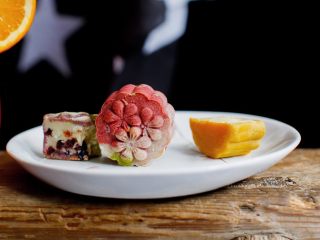 13、让你一次吃到四种口味的奶黄馅桃山月饼,完成