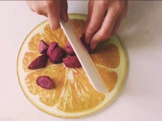 2、#甜味#香蕉紫薯卷,把紫薯切成小块，蒸的时候时间会比较快