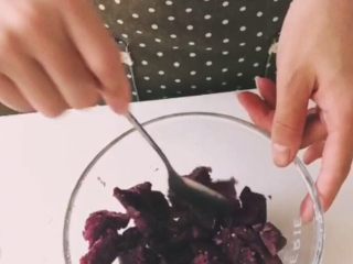 5、#甜味#香蕉紫薯卷,紫薯趁热加入蜂蜜，用勺子搅拌按压均匀。蜂蜜的量可以自己调节。放白糖也可以。