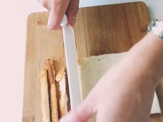 6、#甜味#香蕉紫薯卷,吐司四个边用刀切除