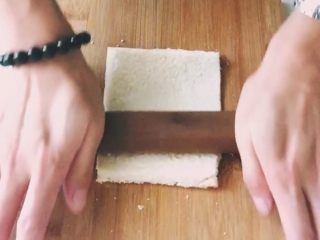 7、#甜味#香蕉紫薯卷,用擀面杖把吐司擀薄