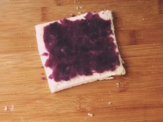 8、#甜味#香蕉紫薯卷,均匀的涂抹一层紫薯泥，用勺子按压平整，稍用力按压，不然卷的时候容易松散