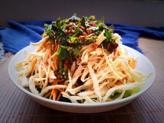 15、凉拌鸡丝,倒在摆好的鸡丝上