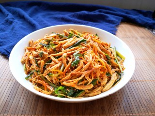 16、凉拌鸡丝,吃时搅拌均匀即可