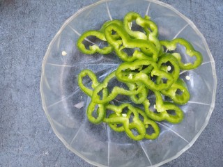 3、自制披萨,青椒切椒圈