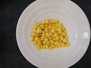 5、自制披萨,玉米粒煮熟