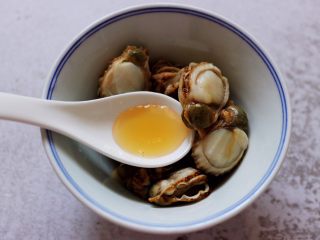 3、扇贝肉鸡蛋韭菜小炒,把洗净的扇贝肉放到碗里，加入料酒和适量盐腌制一会。